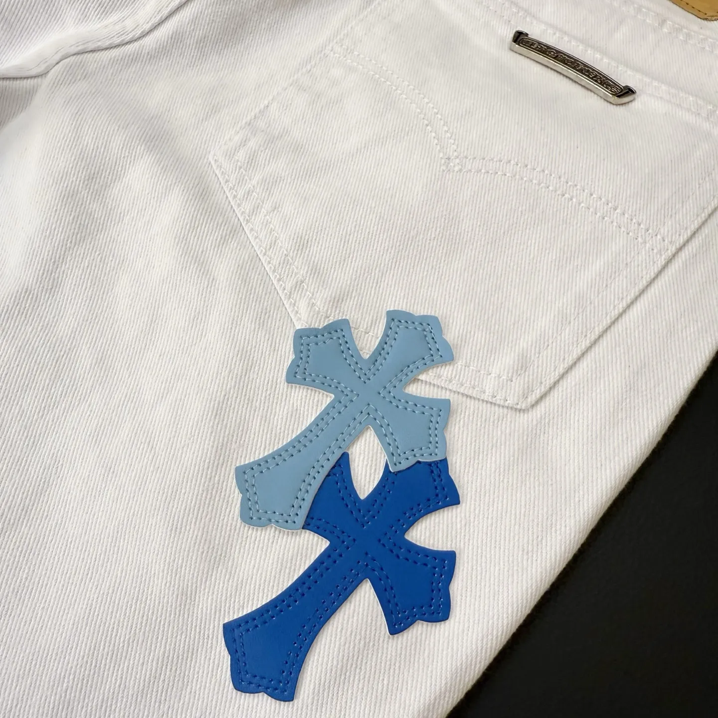 P230 Style number: D306 Chrome Hearts white and blue leather jeans Size: 28-34 corresponding to S-XL Color: White Size: S-XL (corresponding to 28 30 32 34) 28 30 32 34 Size S M L XL Length 101 102 103 104 Hips 110 114 118 122 Waist circumference 86 90 94 98 (There is an error of 1~3cm due to manual measurement)